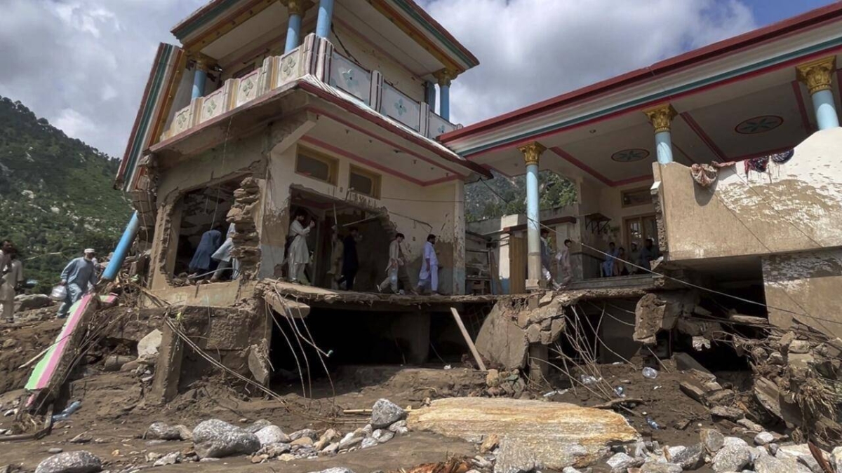 الفيضانات تقتل 700 شخص في باكستان الفيضانات تقتل 700 شخص في باكستان