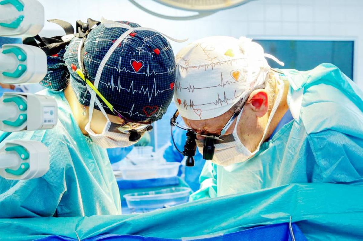 «التخصصي» يزرع قلباً لطفل من متبرعٍ متوفى دماغياً في الإمارات «التخصصي» يزرع قلباً لطفل من متبرعٍ متوفى دماغياً في الإمارات