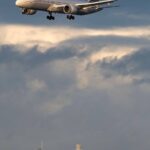 أمريكي اشترى تذكرة طيران بـ290 ألف دولار وطار إلى القمر 50 مرة!.. ما قصته؟