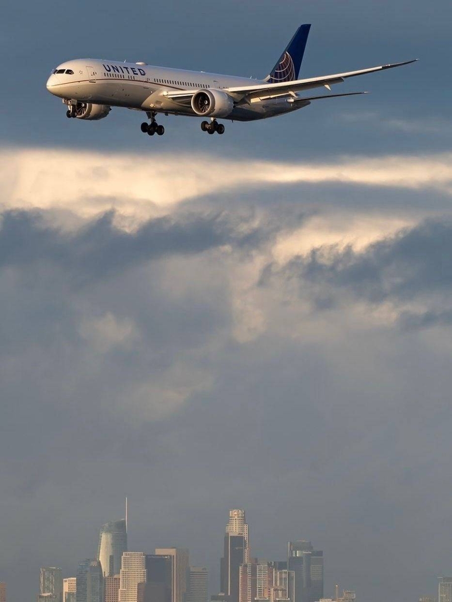 أمريكي اشترى تذكرة طيران بـ290 ألف دولار وطار إلى القمر 50 مرة!.. ما قصته؟