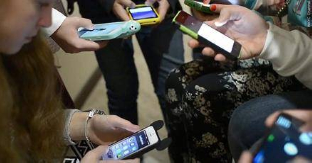 من فلوريدا إلى نيويورك.. موجة حظر الهواتف تجتاح 35 ولاية أمريكية من فلوريدا إلى نيويورك.. موجة حظر الهواتف تجتاح 35 ولاية أمريكية