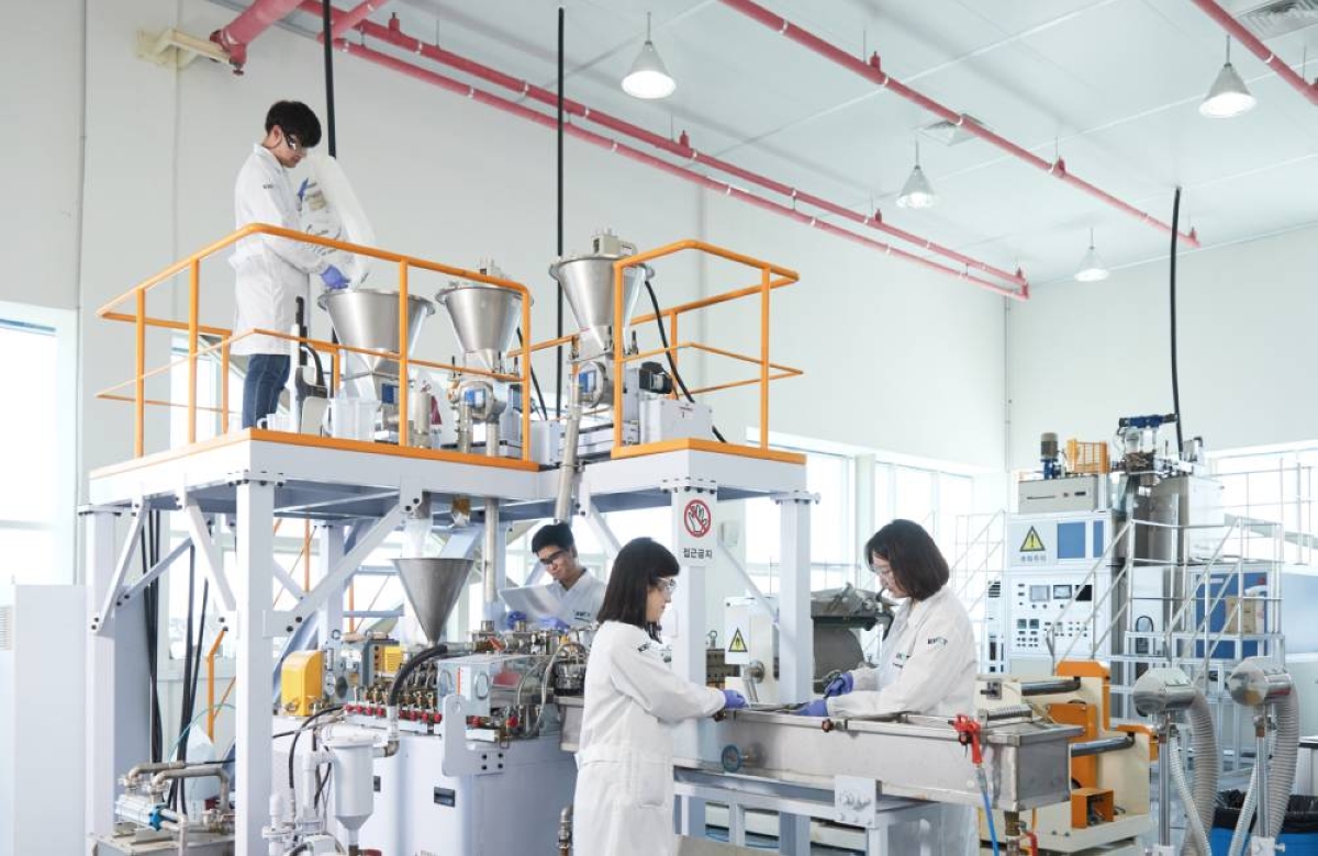 علماء كوريون يطورون جهازاً لتعزيز حاسة الشم بـ«الموجات الراديوية» علماء كوريون يطورون جهازاً لتعزيز حاسة الشم بـ«الموجات الراديوية»