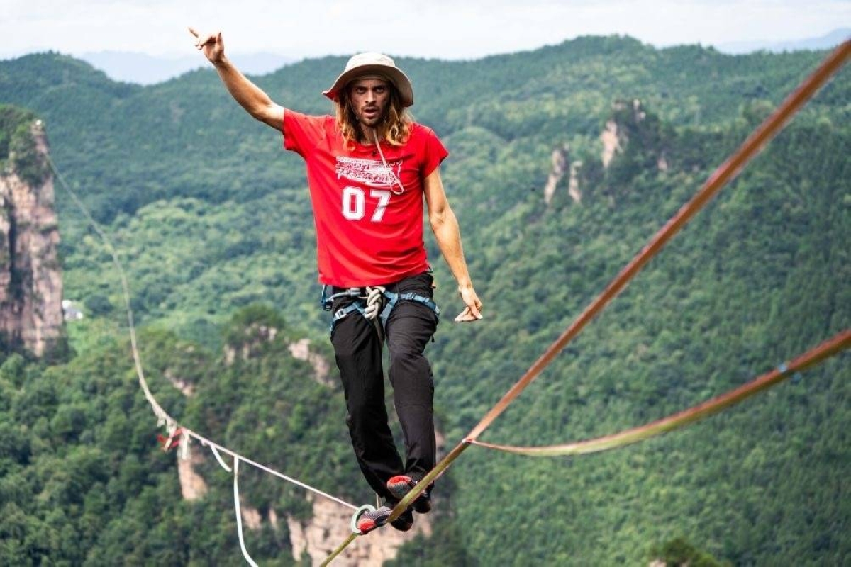 فوق السحاب.. منافسة عالمية تحبس الأنفاس في قلب هوانغشيجاي الصينية فوق السحاب.. منافسة عالمية تحبس الأنفاس في قلب هوانغشيجاي الصينية