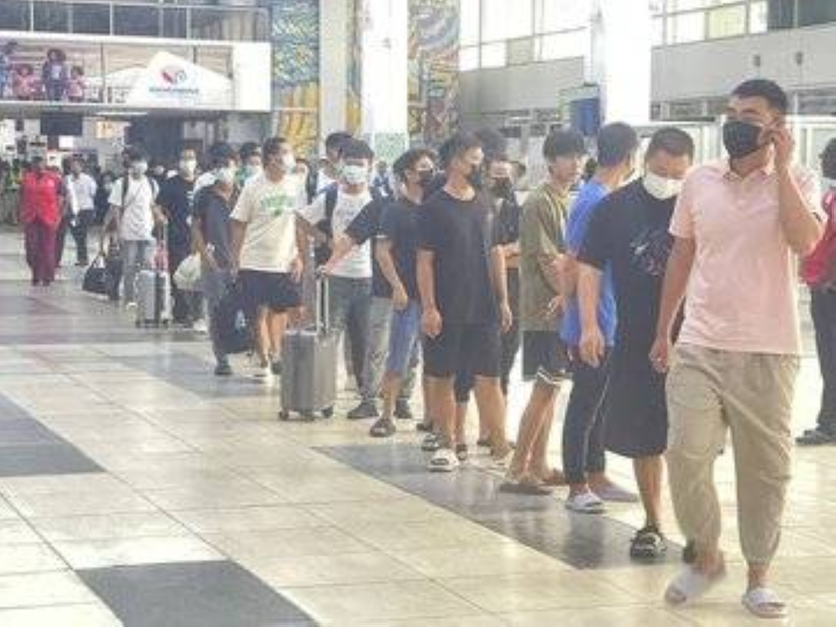 بعد فضيحة كبرى.. نيجيريا ترحّل 51 أجنبياً مدانين بالإرهاب الإلكتروني بعد فضيحة كبرى.. نيجيريا ترحّل 51 أجنبياً مدانين بالإرهاب الإلكتروني