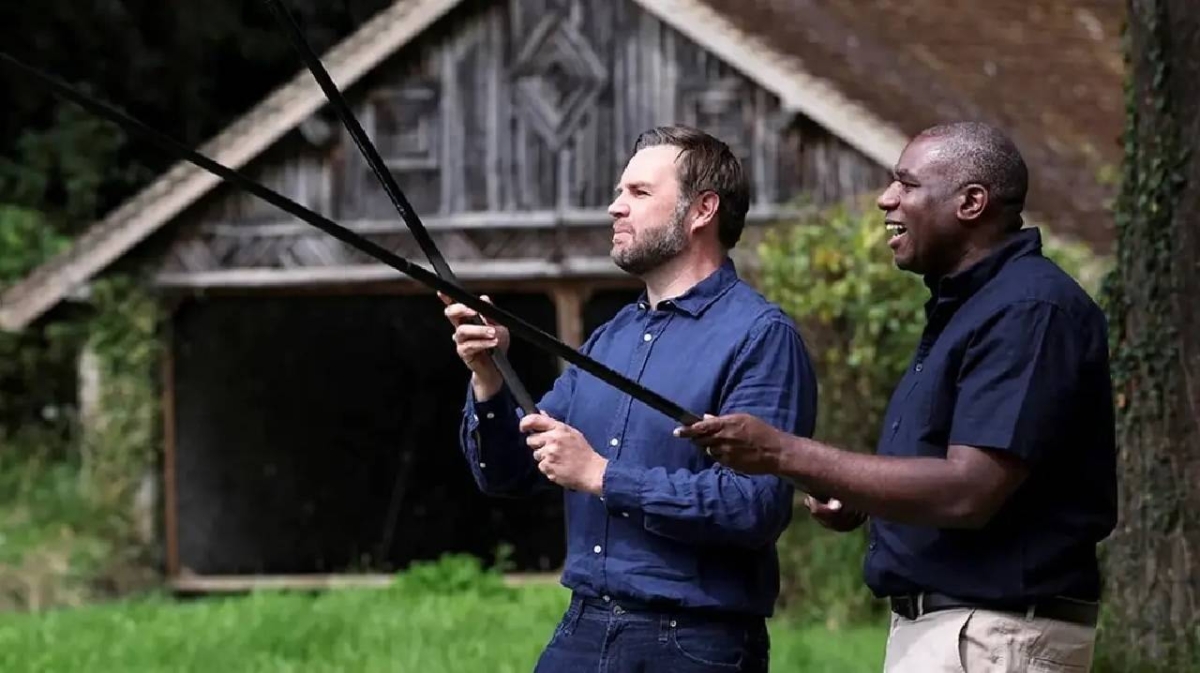 نائب الرئيس الأمريكي يضع وزير الخارجية البريطاني في موقف محرج نائب الرئيس الأمريكي يضع وزير الخارجية البريطاني في موقف محرج