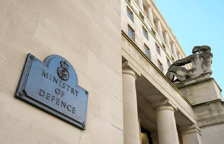 بريطاني يقاضي وزارة الدفاع.. لأن زملاءه لم يكرموه بريطاني يقاضي وزارة الدفاع.. لأن زملاءه لم يكرموه