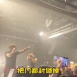 فنان يوقف حفله لملاحقة «متحرش» أمام الجمهور