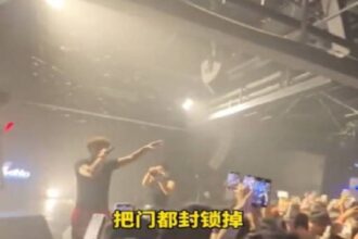 فنان يوقف حفله لملاحقة «متحرش» أمام الجمهور