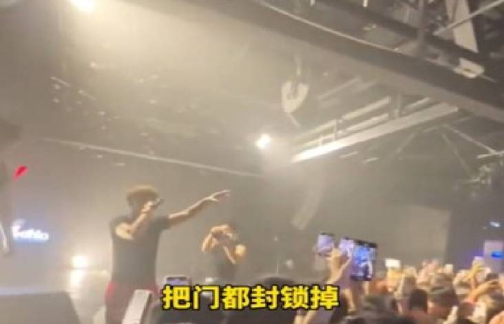 فنان يوقف حفله لملاحقة «متحرش» أمام الجمهور