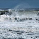 أمواج تصل إلى 3.5 متر تغلق شواطئ مصر.. الإسكندرية ومطروح ترفعان الرايات الحمراء