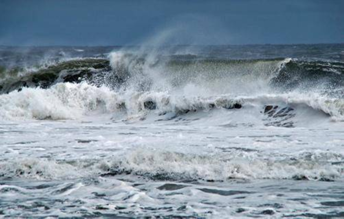 أمواج تصل إلى 3.5 متر تغلق شواطئ مصر.. الإسكندرية ومطروح ترفعان الرايات الحمراء