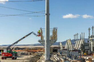 مليارات تنفق على مراكز بيانات الذكاء الاصطناعي وتنعش الاقتصاد الحقيقي