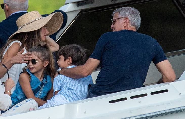 صيف النجوم.. جورج وأمل كلوني يحتفلان مع نجوم هوليوود في فيلا ساحلية