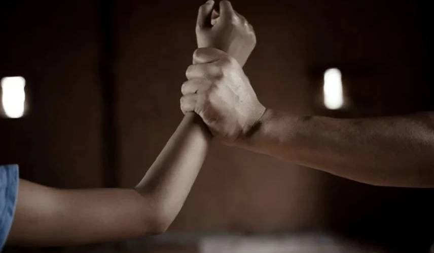 مصر: طفل يواجه لصاً ويُقتل دفاعاً عن محل والده مصر: طفل يواجه لصاً ويُقتل دفاعاً عن محل والده