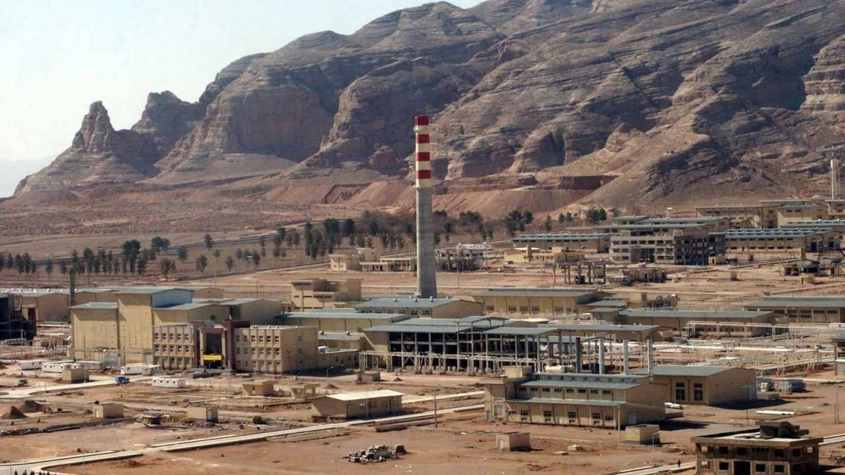 إيران تهدد بوقف التعاون مع «الطاقة الذرية» إذا فعلت «آلية الزناد» إيران تهدد بوقف التعاون مع «الطاقة الذرية» إذا فعلت «آلية الزناد»