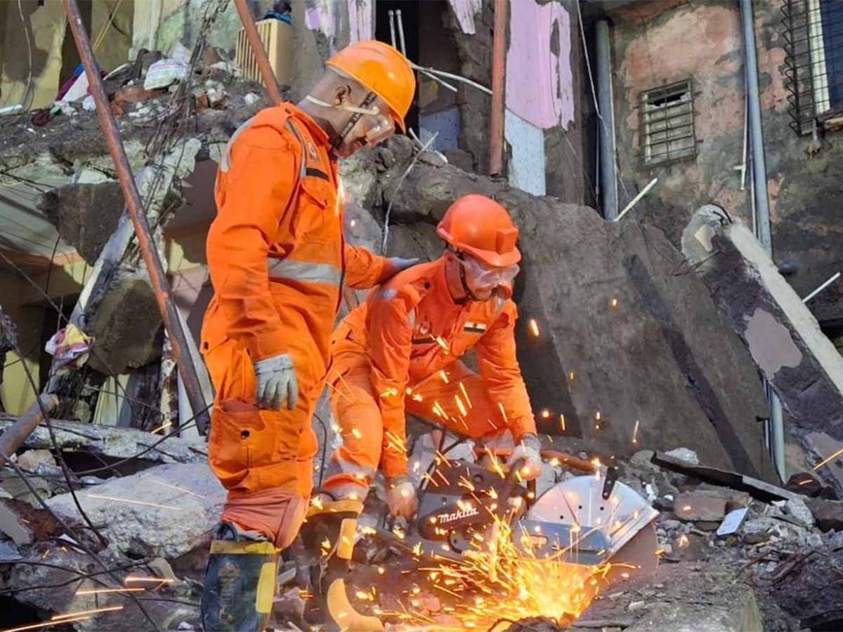 مصرع 15 شخصا في انهيار مبنى بـ«فاساي» الهندية مصرع 15 شخصا في انهيار مبنى بـ«فاساي» الهندية