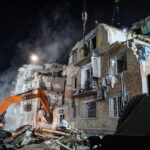 الأوروبيون يدرسون إقامة منطقة عازلة.. وبوتين يشترط التحضير للقاء زيلينسكي