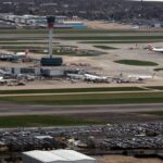 اعتقال مسافر ضرب المضيفة وحاول فتح باب الطائرة