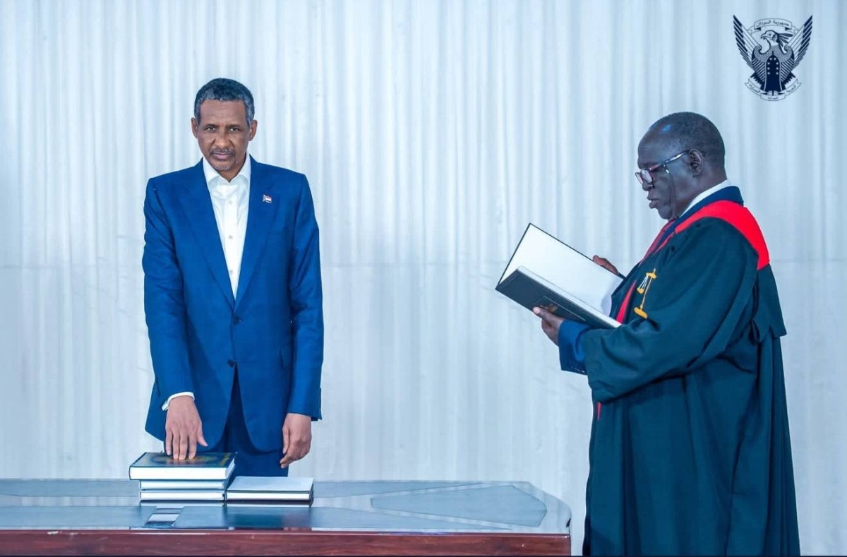 شبح الانقسام يهدد السودان.. حميدتي يؤدي اليمين رئيساً لحكومة موازية شبح الانقسام يهدد السودان.. حميدتي يؤدي اليمين رئيساً لحكومة موازية