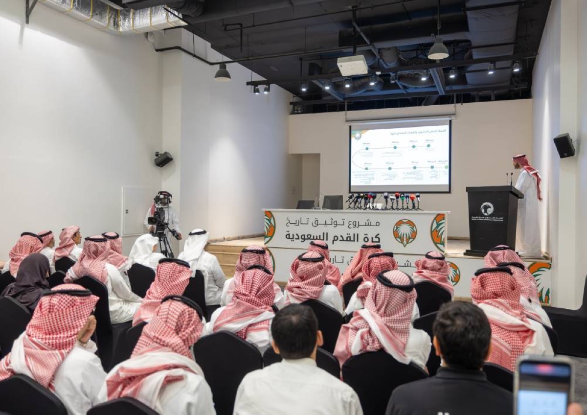 آل خليفة يهنئ المسحل بإتمام مشروع توثيق تاريخ كرة القدم السعودية