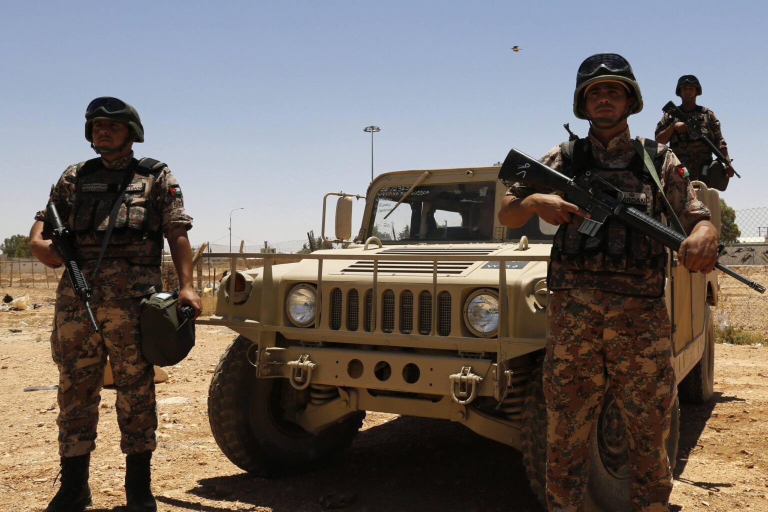 المنطقة العسكرية الشرقية تحبط محاولة تسلل لمجموعة مسلحين عبر الحدود وتقتل اثنين منهم