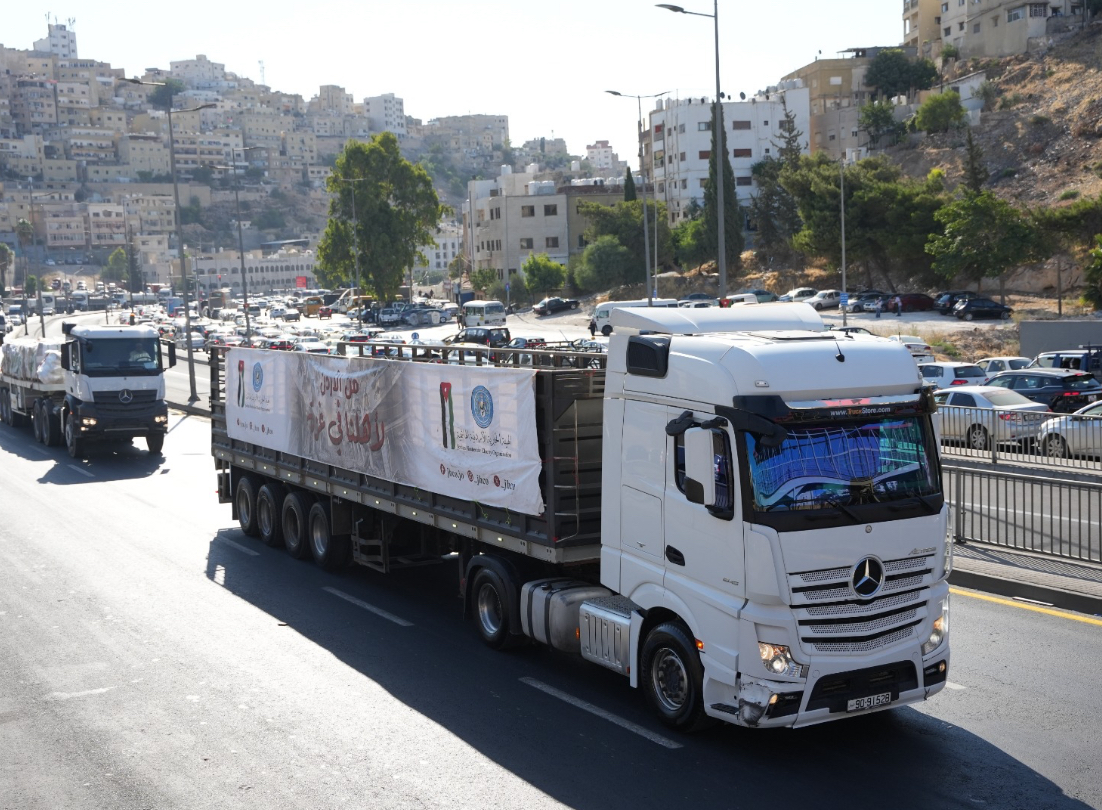 عبور قافلة مساعدات أردنية جديدة مكونة من 38 شاحنة لأهلنا بغزة عبور قافلة مساعدات أردنية جديدة مكونة من 38 شاحنة لأهلنا بغزة