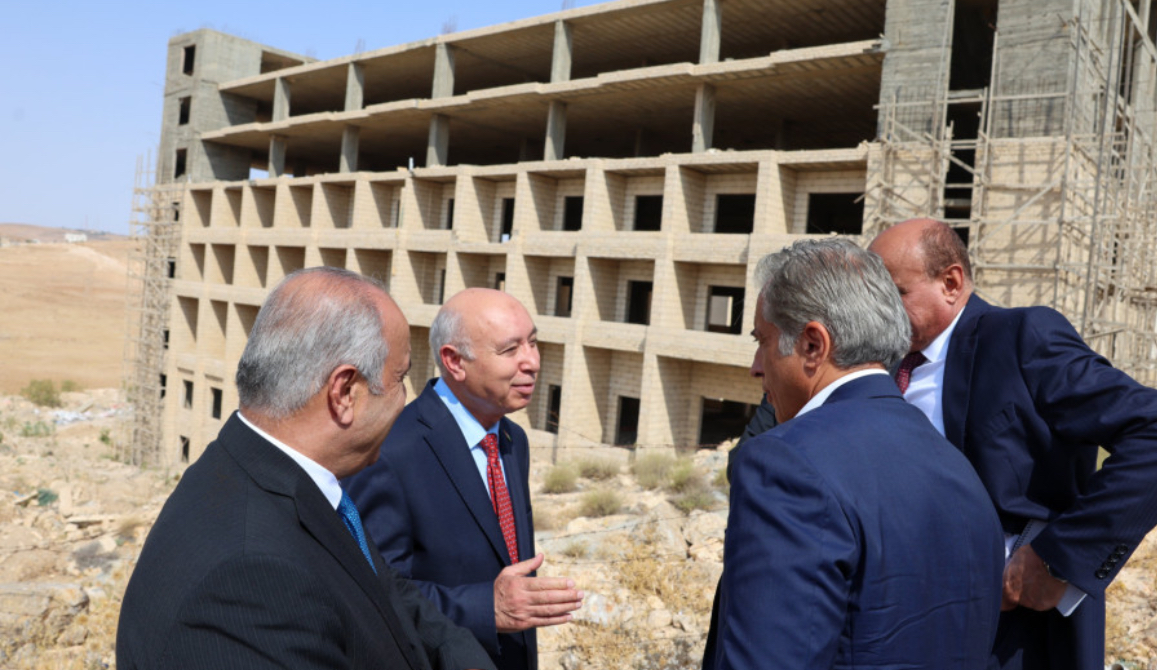 رئيس الوزراء يوعز بتخصيص مبنى حكومي غير مستكمل لصالح جامعة مؤتة