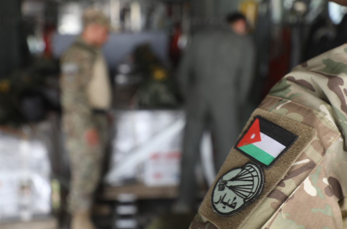 الأردن يواصل إرسال المساعدات إلى غزة عبر إنزالات جوية جديدة الأردن يواصل إرسال المساعدات إلى غزة عبر إنزالات جوية جديدة