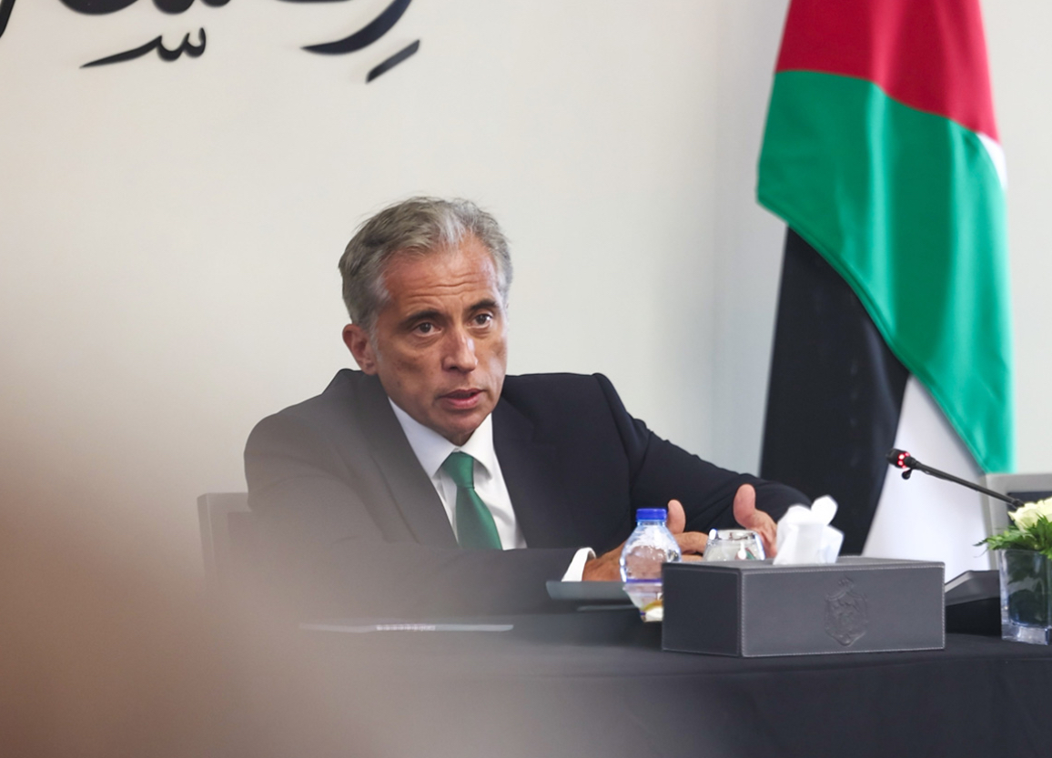 رئيس الوزراء تفقد 93 موقعا في جميع محافظات المملكة نتج عنها 242 إجراء لمختلف القطاعات رئيس الوزراء تفقد 93 موقعا في جميع محافظات المملكة نتج عنها 242 إجراء لمختلف القطاعات