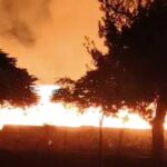 الأمن العام: طواقم الإطفاء تتعامل مع حريق اندلع في كميات من الأخشاب والنفايات قرب جسر النهضة