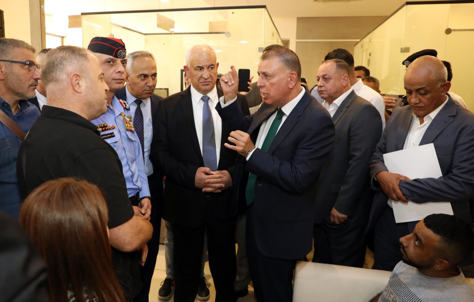 وزير الداخلية ونظيره الفلسطيني يتابعان آليات العمل في جسر الملك حسين وزير الداخلية ونظيره الفلسطيني يتابعان آليات العمل في جسر الملك حسين