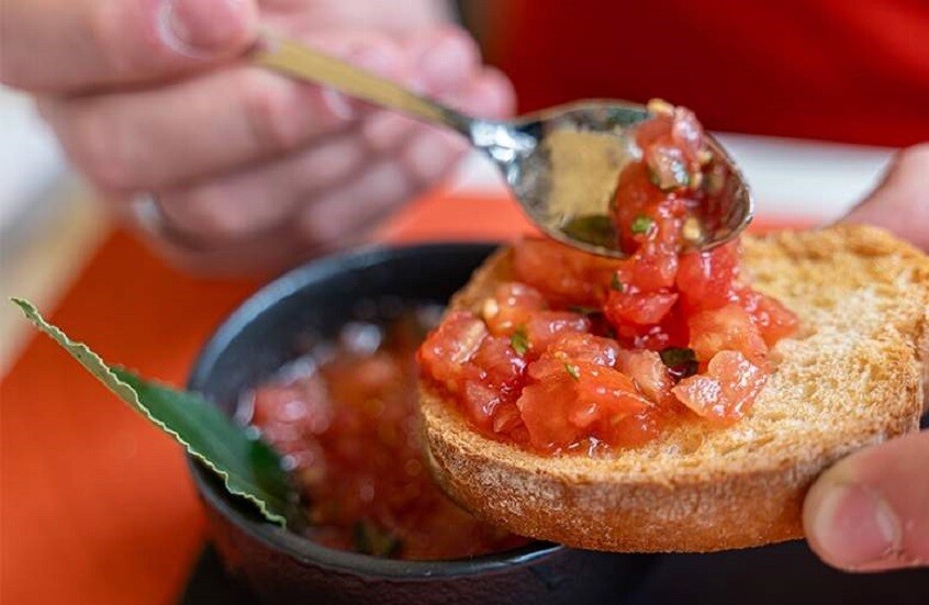 العوامل الغذائية وتأثيرها في تقلبات المزاج بعد الأكل العوامل الغذائية وتأثيرها في تقلبات المزاج بعد الأكل