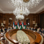 الملك ورئيس أوزبكستان يعقدان مباحثات في سمرقند ركزت على النهوض بالتعاون في مختلف المجالات