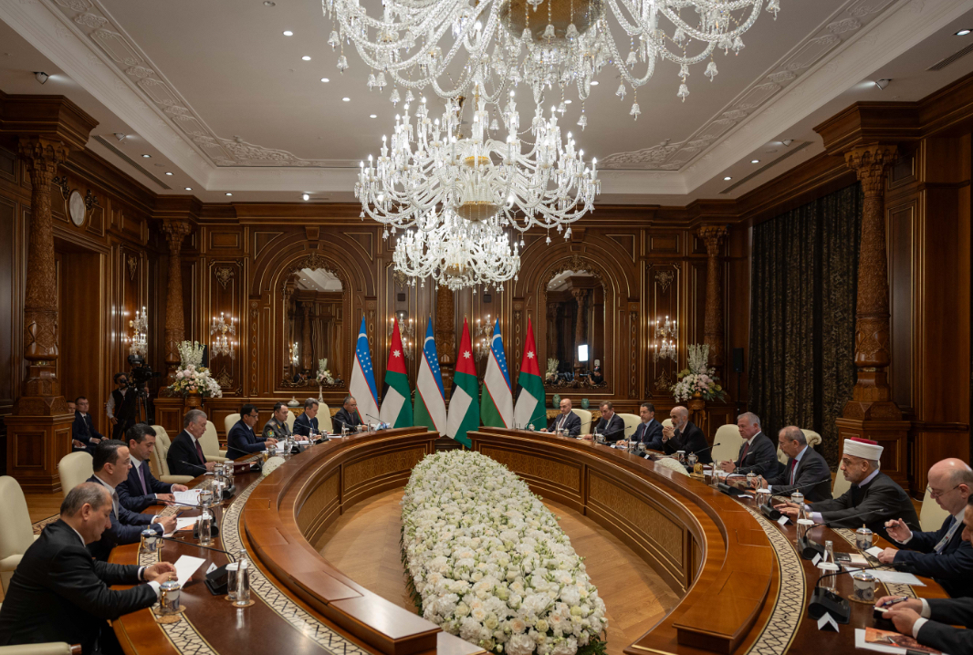 الملك ورئيس أوزبكستان يعقدان مباحثات في سمرقند ركزت على النهوض بالتعاون في مختلف المجالات