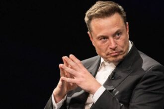 إيلون ماسك يتهم أبل بالاحتكار ويهدد بمقاضاتها