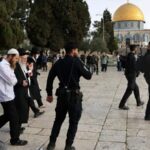 مستوطنون يقتحمون باحات الأقصى والاحتلال يهدم منازل ومنشآت بالنقب​ 