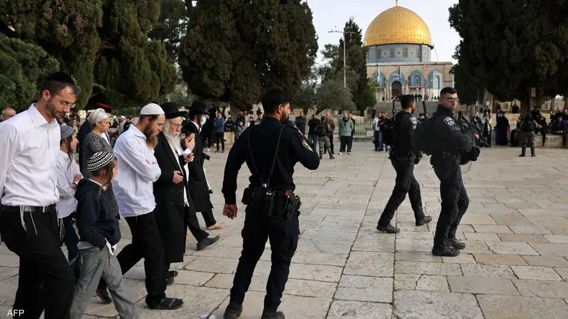 مستوطنون يقتحمون باحات الأقصى والاحتلال يهدم منازل ومنشآت بالنقب مستوطنون يقتحمون باحات الأقصى والاحتلال يهدم منازل ومنشآت بالنقب