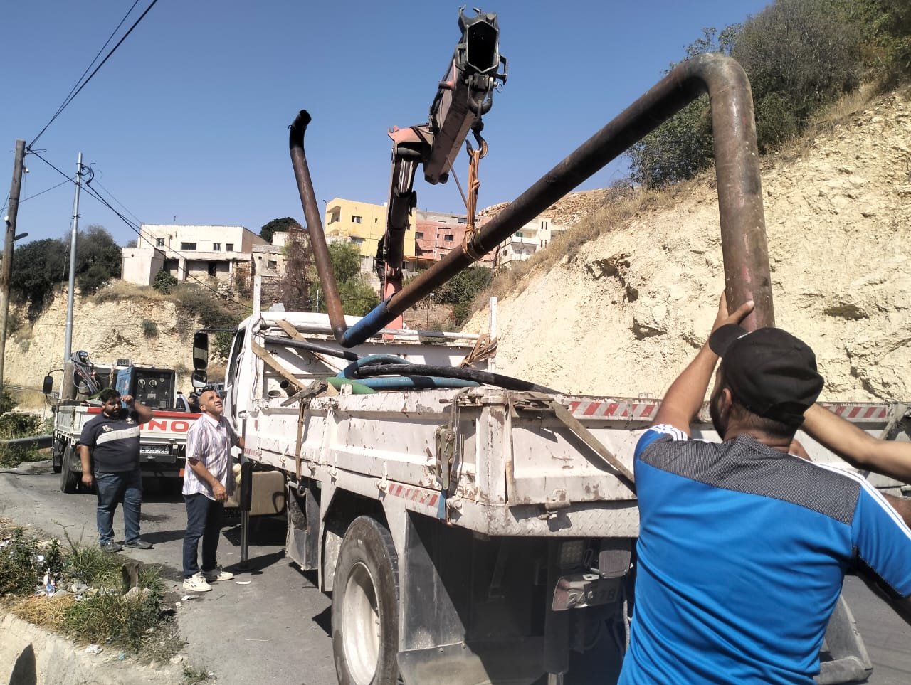 وزارة المياه تردم آبارا مخالفة وتضبط حفارة في وسط وجنوب العاصمة وزارة المياه تردم آبارا مخالفة وتضبط حفارة في وسط وجنوب العاصمة