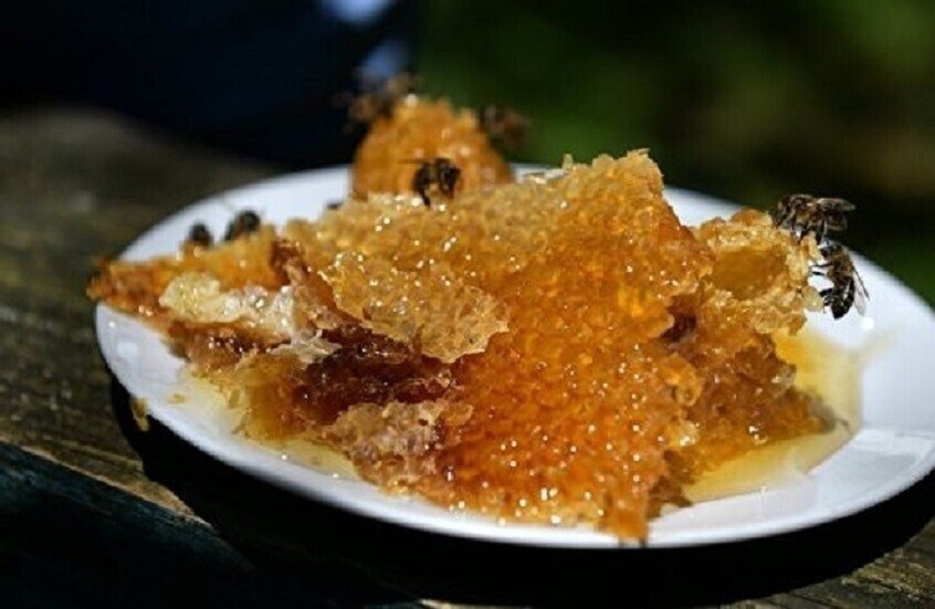 الحقيقة وراء فوائد الشاي بالعسل الحقيقة وراء فوائد الشاي بالعسل