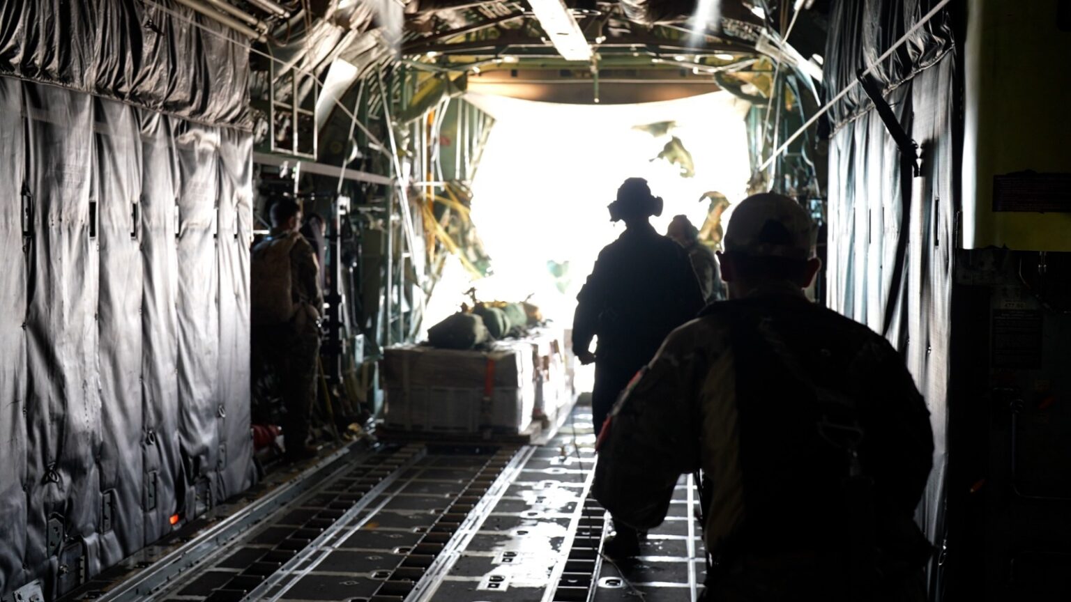 الأردن يستمر بإيصال المساعدات إلى غزة عبر إنزالات جوية بالتعاون مع دول شقيقة وصديقة الأردن يستمر بإيصال المساعدات إلى غزة عبر إنزالات جوية بالتعاون مع دول شقيقة وصديقة