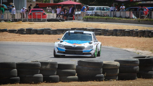 بطولة الأردن لسباقات السرعة تنطلق الجمعة على حلبة نادي السيارات الملكي بطولة الأردن لسباقات السرعة تنطلق الجمعة على حلبة نادي السيارات الملكي