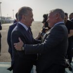 الملك يصل إلى أوزبكستان والرئيس الأوزبكي في مقدمة مستقبليه