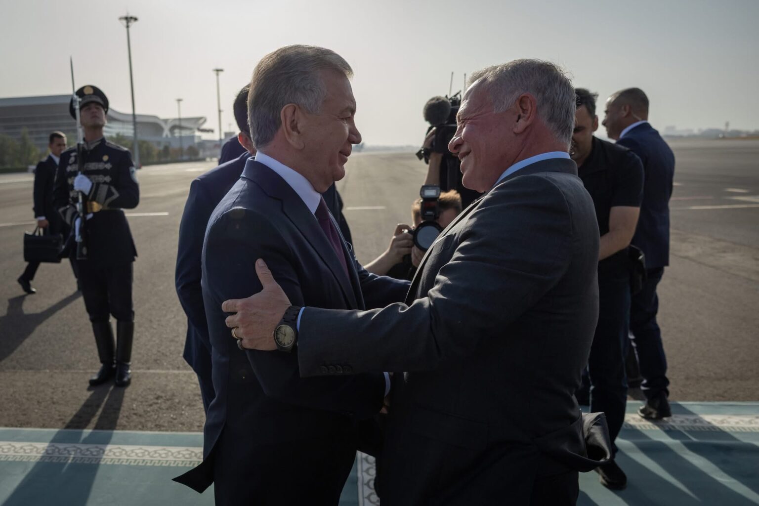 الملك يصل إلى أوزبكستان والرئيس الأوزبكي في مقدمة مستقبليه الملك يصل إلى أوزبكستان والرئيس الأوزبكي في مقدمة مستقبليه