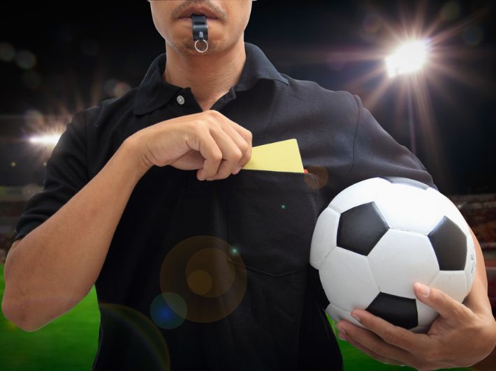 الكشف عن هوية حكام الجولة الأولى من بطولة الدرع لكرة القدم