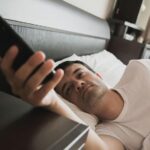 مخاطر استخدام الهاتف فور الاستيقاظ من النوم