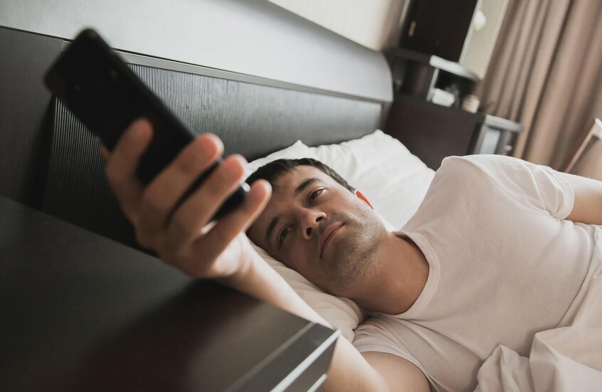 مخاطر استخدام الهاتف فور الاستيقاظ من النوم مخاطر استخدام الهاتف فور الاستيقاظ من النوم