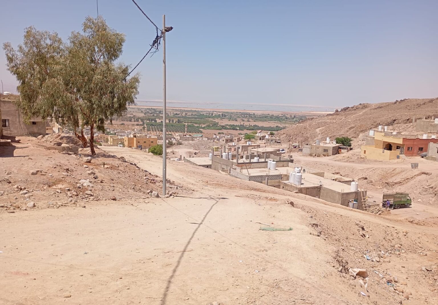 مواطنون في الأغوار الجنوبية يطالبون بتعبيد الشوارع الفرعية المهترئة مواطنون في الأغوار الجنوبية يطالبون بتعبيد الشوارع الفرعية المهترئة