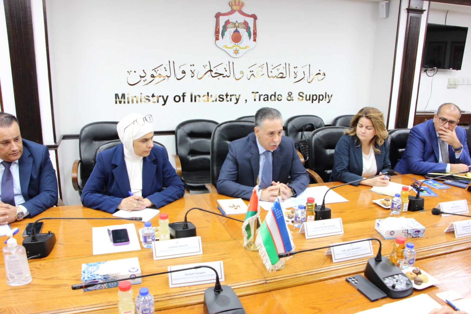 القضاة يبحث مع نظيره الأوزبكي مجالات التعاون الاقتصادي القضاة يبحث مع نظيره الأوزبكي مجالات التعاون الاقتصادي