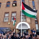 رفع علم فلسطين فوق مبنى سفارتها في لندن​ 