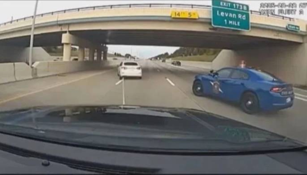 مطاردة هوليوودية بأداة مبتكرة لشل سيارة مسروقة مطاردة هوليوودية بأداة مبتكرة لشل سيارة مسروقة